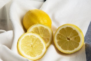 Evo kako limun vraća bjelinu čarapama i posteljini