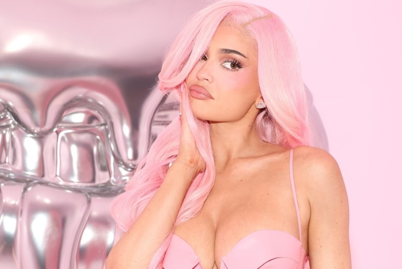 Kylie Jenner proslavila deceniju Kylie Cosmetics