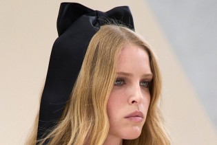 Kako ukrasiti kosu za praznike: Mašne, sjaj i glamur