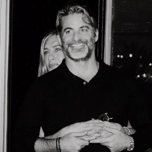 Jennifer Aniston zvanično objavila vezu sa Jimom Curtisom uz emotivnu fotografiju