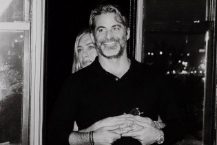 Jennifer Aniston zvanično objavila vezu sa Jimom Curtisom uz emotivnu fotografiju
