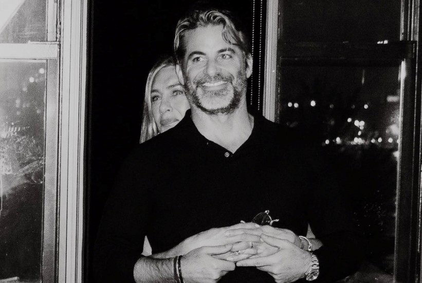 Jennifer Aniston zvanično objavila vezu sa Jimom Curtisom uz emotivnu fotografiju