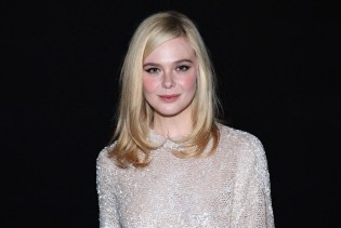 Glumica Elle Fanning vraća trend “glazed skin” ponovo u modu