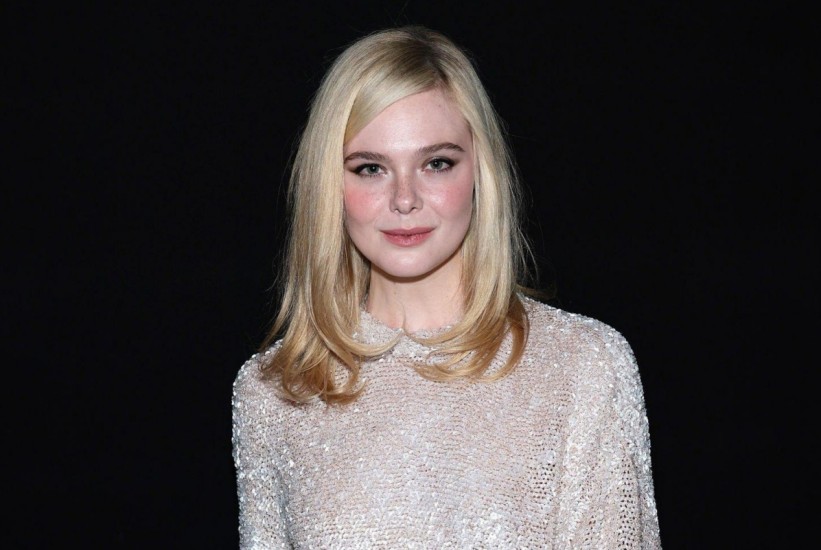 Glumica Elle Fanning vraća trend “glazed skin” ponovo u modu