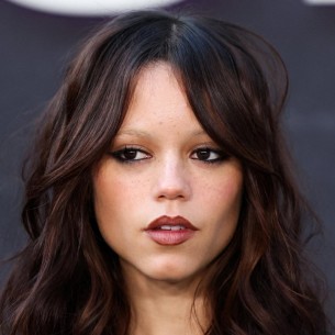 Soft goth glam: Jenna Ortega dokazala da savršena kosa ne mora biti savršeno uređena