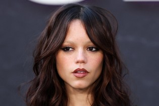 Soft goth glam: Jenna Ortega dokazala da savršena kosa ne mora biti savršeno uređena