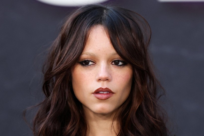 Soft goth glam: Jenna Ortega dokazala da savršena kosa ne mora biti savršeno uređena