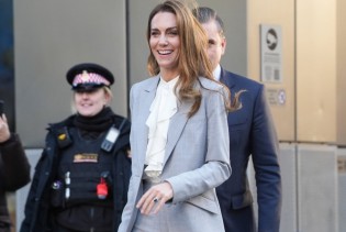 Kate Middleton u klasičnom sivom odijelu koje svaka žena želi u garderoberu