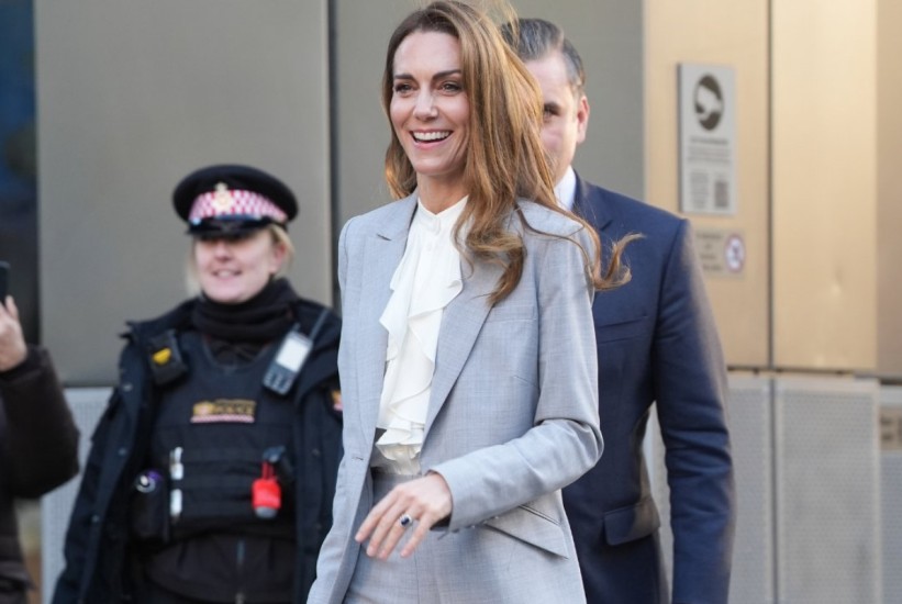 Kate Middleton u klasičnom sivom odijelu koje svaka žena želi u garderoberu