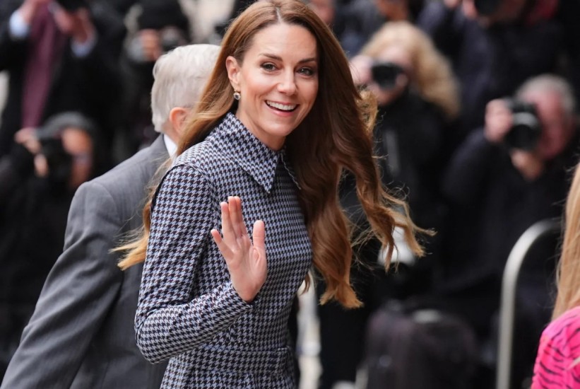 Zimski trend torbi dobio kraljevsko odobrenje: Kate Middleton u centru pažnje