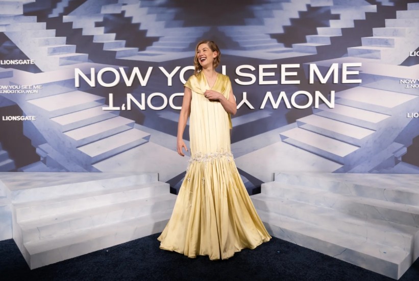 Rosamund Pike oduševila u novoj puter-žutoj Dior haljini