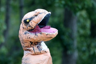 Mladenka u kostimu dinosaura razveselila cijelu salu