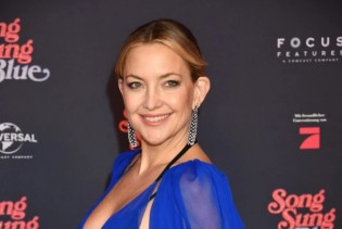 Odvažni dekolte i prozirna haljina – Kate Hudson ponovno u centru pažnje