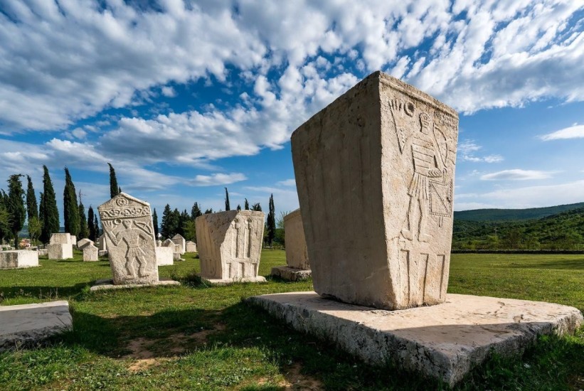 Stećci u Bosni i Hercegovini: Putovanje kroz kamenu srednjovjekovnu baštinu