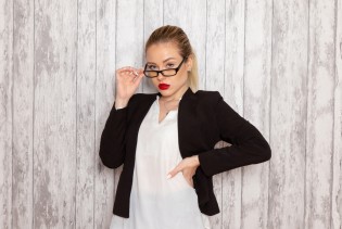 Kako se pravilno našminkati ako nosite naočale?