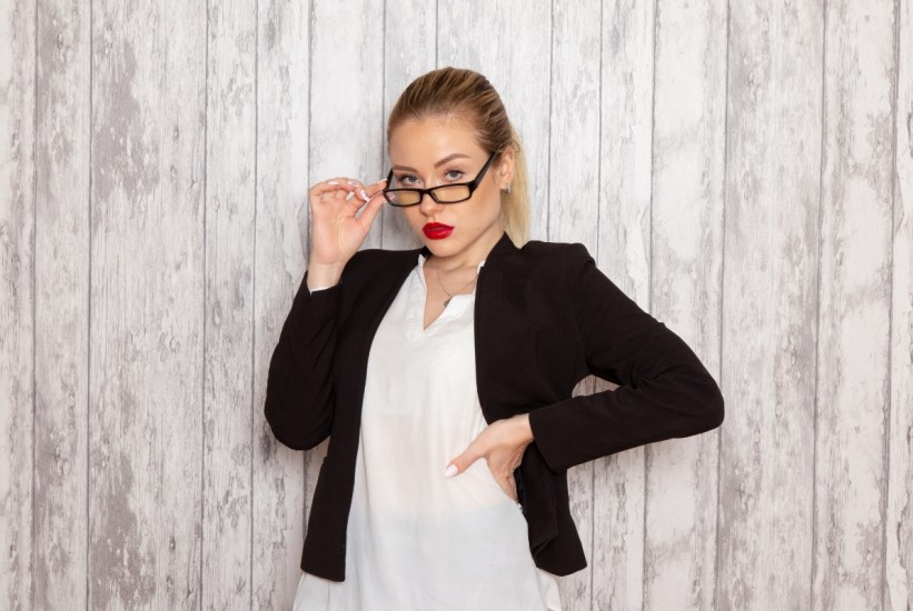 Kako se pravilno našminkati ako nosite naočale?