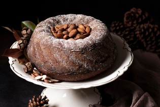 Rustikalni jesenji kuglof s jabukama, bademima i čokoladom