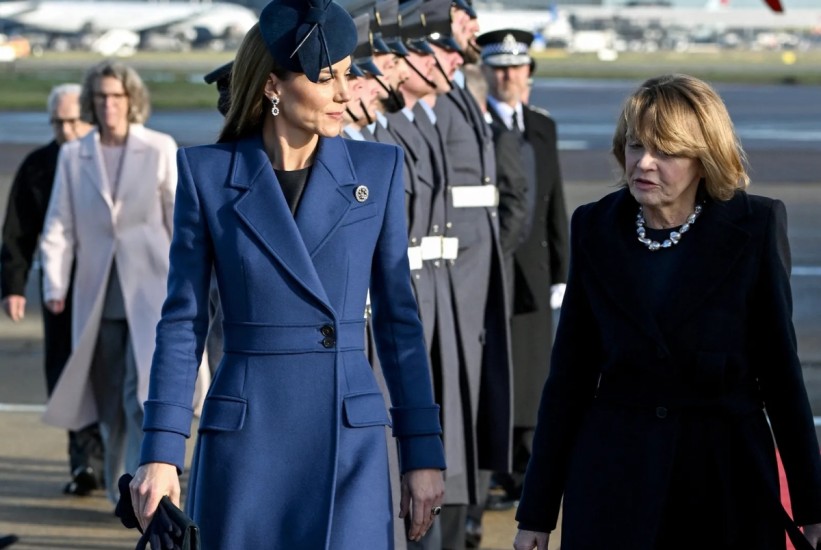 Kate ponovo oduševila: Plavi McQueen kaput i Dianine naušnice koje nose posebnu priču