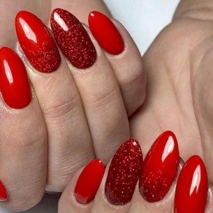 Ove zime dominira crvena sa šljokicama: Inspiracija za svaku priliku