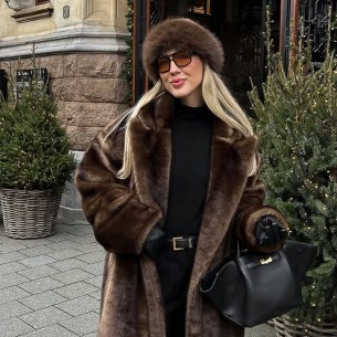 Ne znate šta obući za Novu godinu? Ova bunda je savršen izbor za najluđu noć