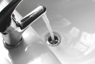 Odvod vam smrdi i sporo otiče? Rješenje se već nalazi u vašoj kuhinji