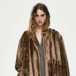 Ne znate šta obući za Novu godinu? Ova bunda je savršen izbor za najluđu noć