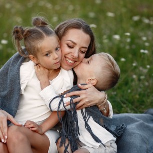 Toplina, razgovor i zagrljaji: Temelji sretnog djetinjstva