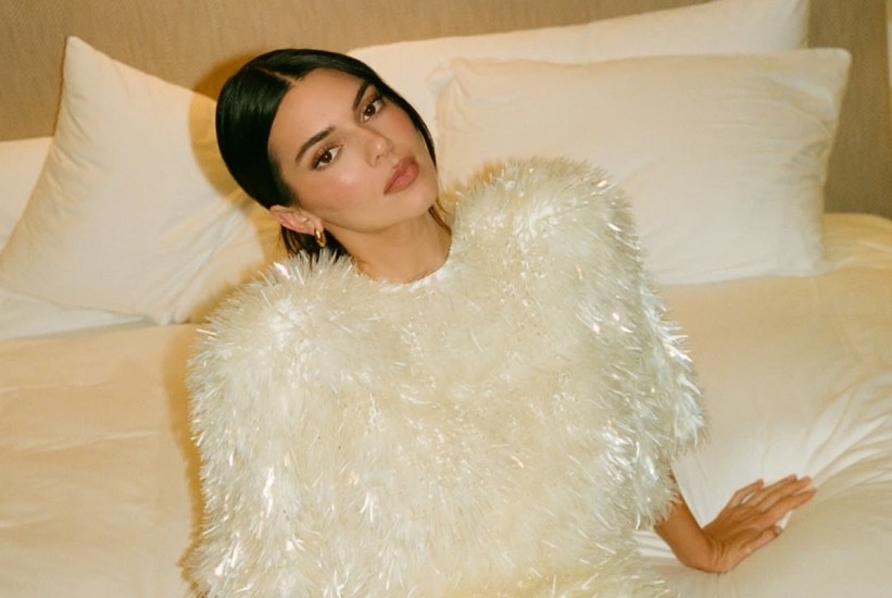 Raščupani rep sa pramenovima: Tajna Kendall Jenner za savršenu večernju frizuru