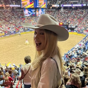 Bella Hadid zablistala u vintage Fendi Baguette torbi na rodeu u Las Vegasu