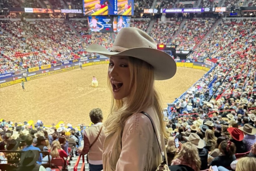 Bella Hadid zablistala u vintage Fendi Baguette torbi na rodeu u Las Vegasu