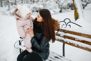 Zimske šetnje sa bebama: Šta trebate znati prije nego izađete van?