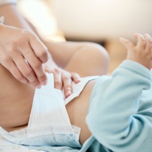 Presvlačenje noću: Da li zaista treba buditi bebu?