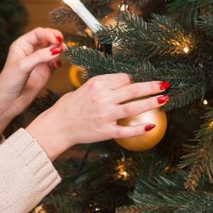 Praznična manikura koja osvaja ove zime: Šest inspiracija za svaki stil