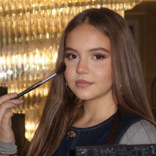 Mlada vizažistkinja i novogodišnji look koji ne prolazi nezapaženo