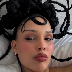 Nara Smith oduševila prazničnom frizurom – pogledajte njenu kreaciju!