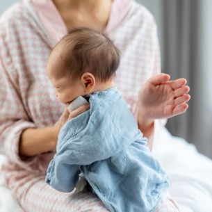 Bljuckanje mlijeka kod beba: Kad je normalno, a kad alarmantno?