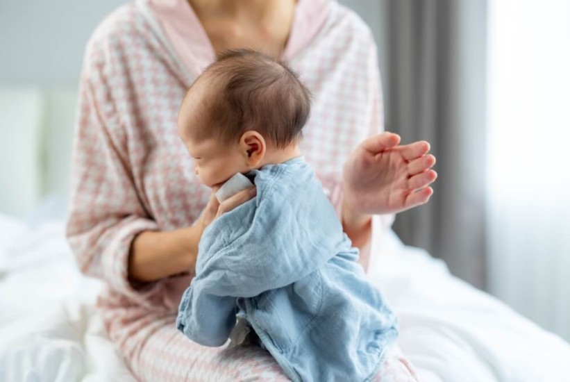 Bljuckanje mlijeka kod beba: Kad je normalno, a kad alarmantno?