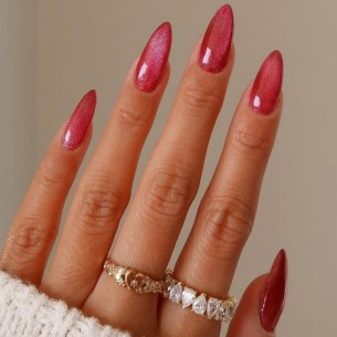 Ove zime dominira crvena sa šljokicama: Inspiracija za svaku priliku