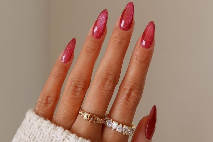 Ove zime dominira crvena sa šljokicama: Inspiracija za svaku priliku