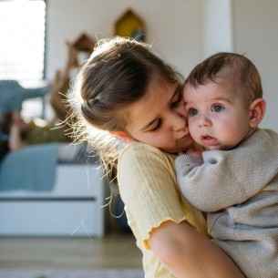 Kad dijete postane "mali roditelj": Kako prepoznati parentifikaciju i pomoći djetetu?