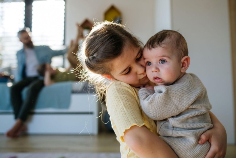 Kad dijete postane "mali roditelj": Kako prepoznati parentifikaciju i pomoći djetetu?