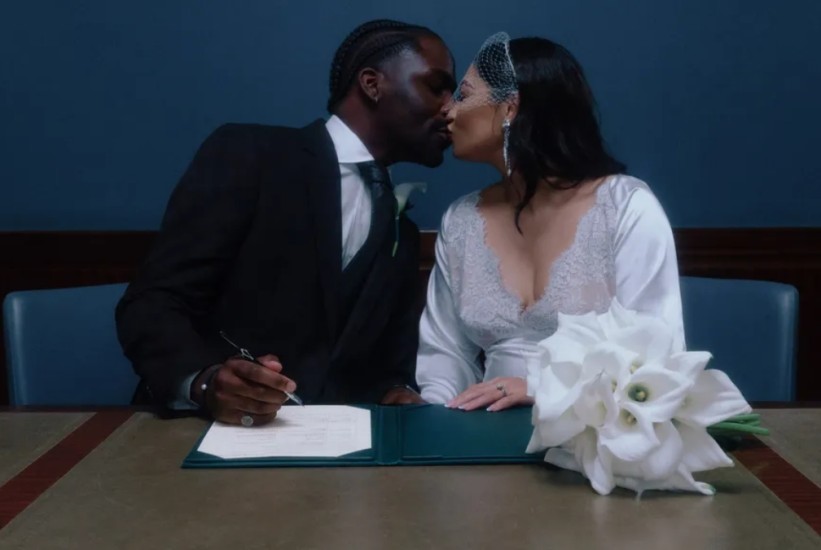 Pop zvijezda Vanessa White zablistala kao trudna mladenka