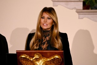 Melania Trump u čipki i baršunu: Večer glamura i tihe političke najave u Bijeloj kući