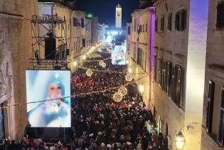 Dino Merlin oduševio publiku na prepunom Stradunu