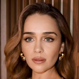 Emilia Clarke slomila rebro tokom ljubavnih scena nove serije