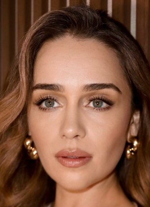 Emilia Clarke slomila rebro tokom ljubavnih scena nove serije