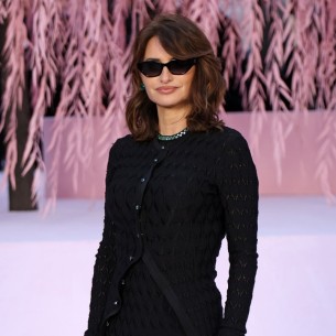 Penélope Cruz pokazala novu frizuru na Chanel reviji u Parizu