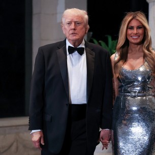 Melania Trump zablistala na novogodišnjem prijemu u Mar-a-Lagu