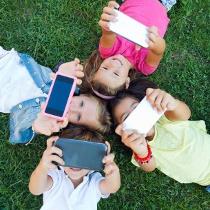 Šta pametni telefoni i tableti rade našoj djeci?