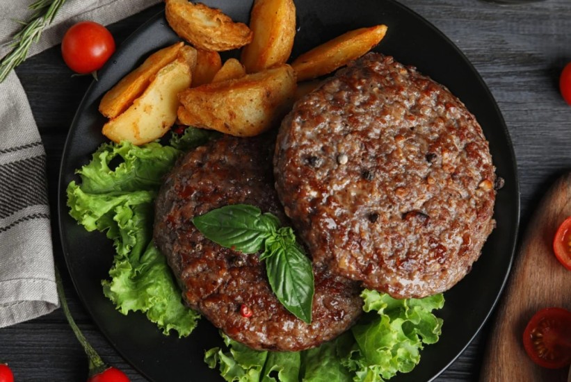 Kako pripremiti pljeskavice koje ostaju savršene na tavi ili roštilju?